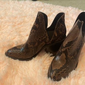 Never worn Steve Madden boots